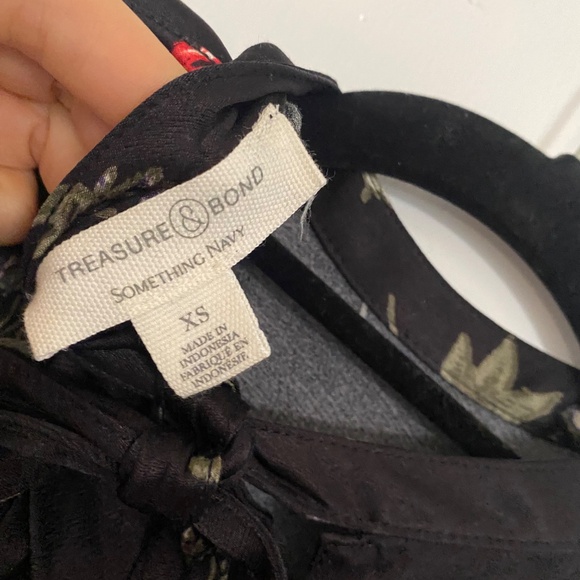 Something Navy Silky Floral Blouse - Picture 4 of 4